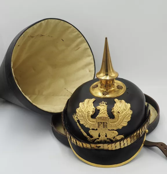 Prussian Infantry Officers Pickelhaube with Case. Visuel 1 principal